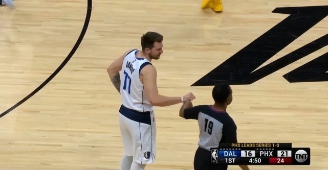 关于勇士技术犯规送分，羽毛球队主帅怒摔战术板！的信息-ayx sports